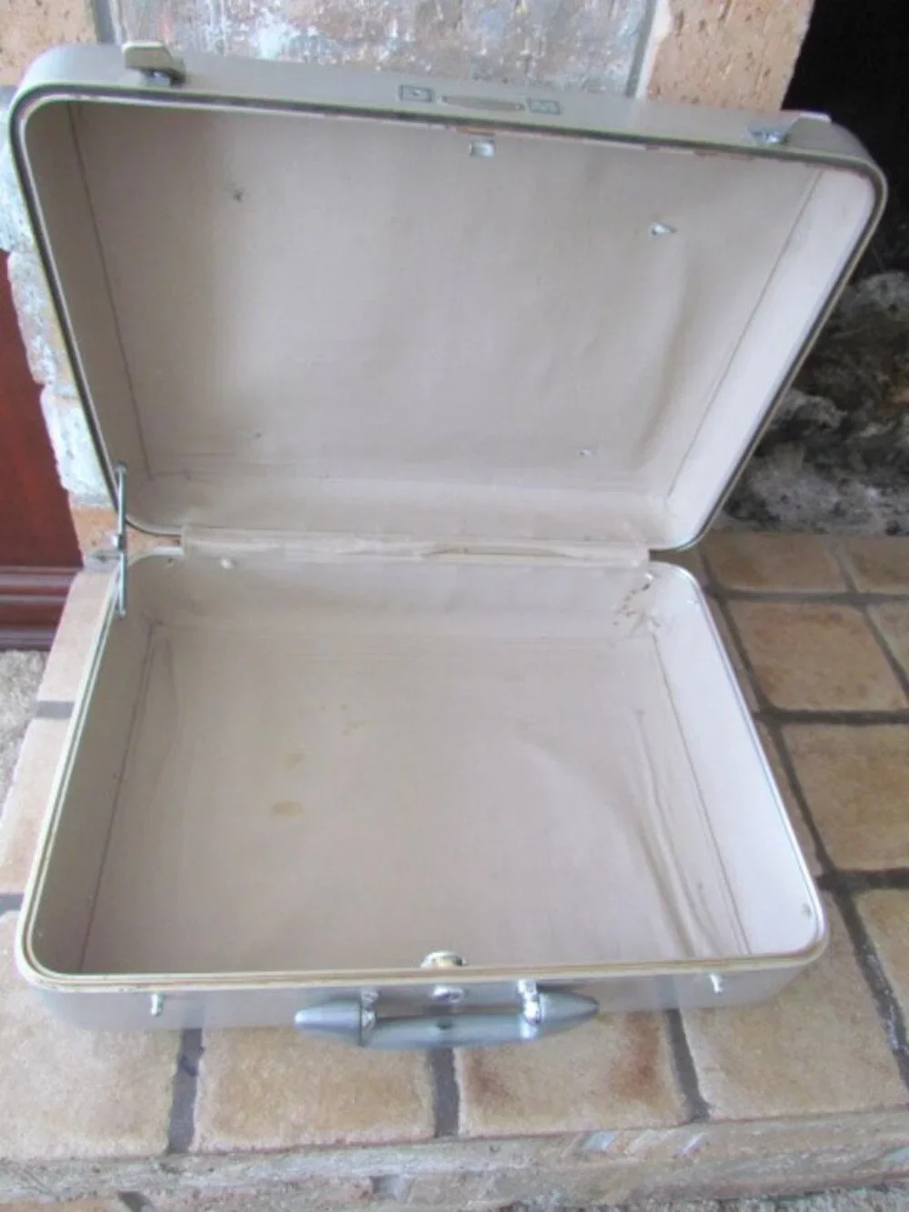 HALLIBURTON ALUMINUM BRIEFCASE, HARD METAL SUITCASE w CLICK SHUT CLOSURES